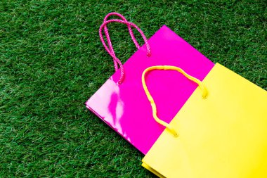 renkli alışveriş torbaları güzel yeşil arka plan üzerinde yalan