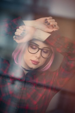 genç kadın yansıması