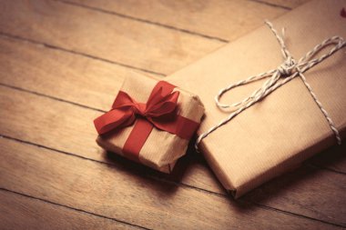 güzel hediyeler harika kahverengi ahşap arka plan üzerinde yalan