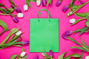 alışveriş çantası ve laleler