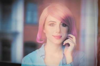 genç kadın yansıması