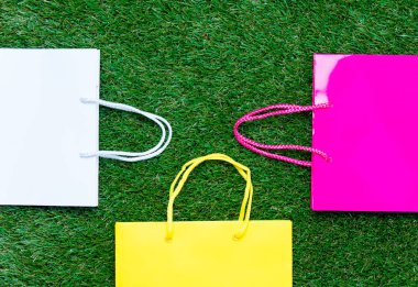 renkli alışveriş torbaları güzel yeşil arka plan üzerinde yalan