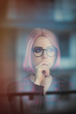 genç kadın yansıması