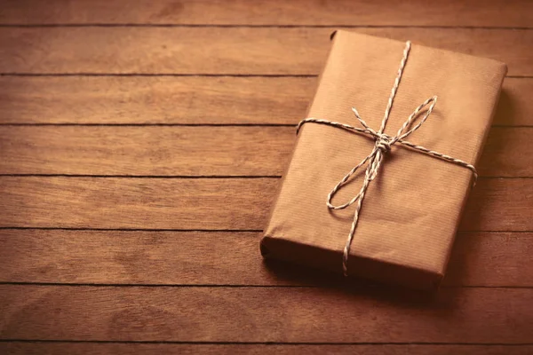 Güzel hediyeler harika kahverengi ahşap arka plan üzerinde yalan — Stok fotoğraf