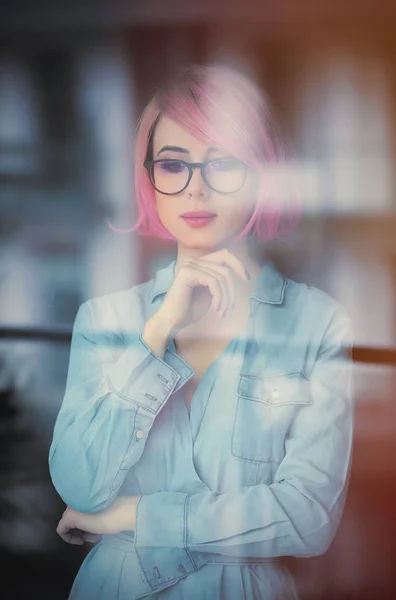 Jovem mulher em reflexão — Fotografia de Stock