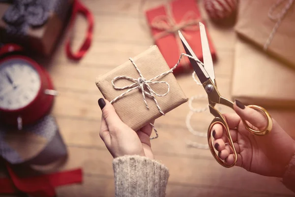 Handen cadeau verpakken — Stockfoto