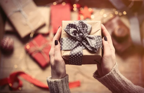 Ruce držící dárek — Stock fotografie