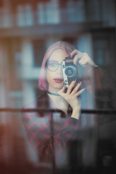 Jonge vrouw met camera — Stockfoto