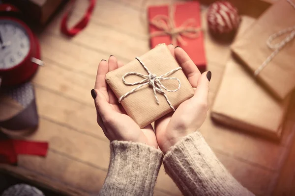Руки с подарком — стоковое фото