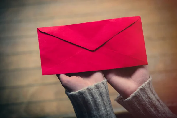 Mãos segurando Envelope — Fotografia de Stock