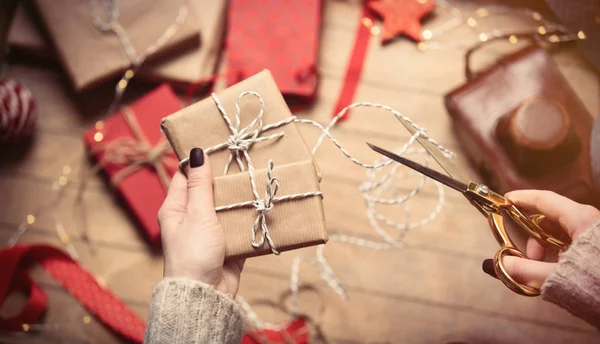 Handen voor het verpakken van cadeaus — Stockfoto