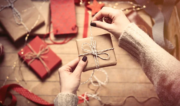Handen cadeau verpakken — Stockfoto