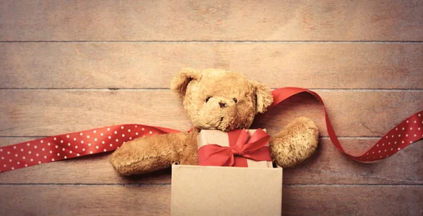 Teddybär, Schleife und Geschenk im Karton — Stockfoto