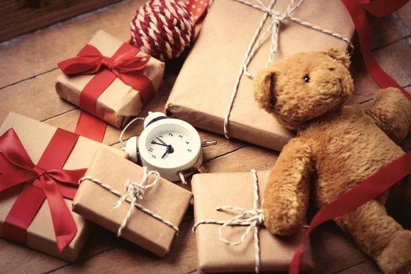 Подарки, плюшевый мишка, мяч, лента и часы — стоковое фото