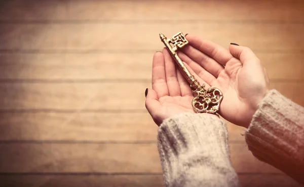 Manos sosteniendo la llave — Foto de Stock