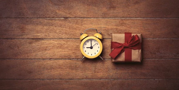 Gift and clock — Stock Photo, Image