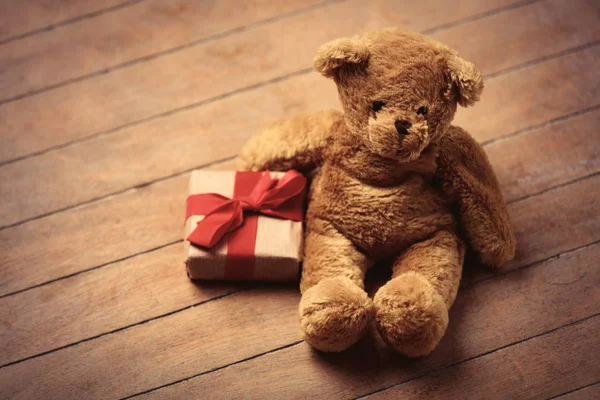 Geschenk und Teddybär — Stockfoto