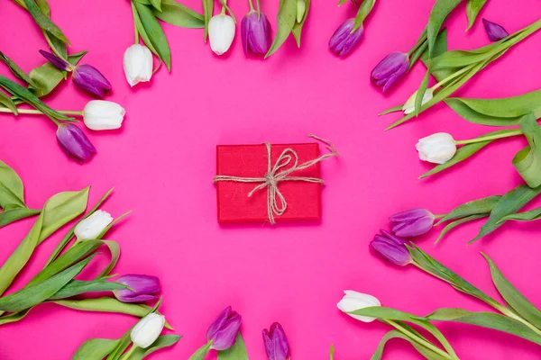 Cadeau et tulipes — Photo