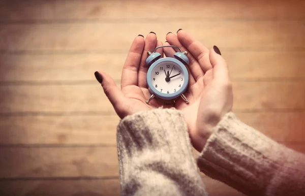 Zeiger halten Uhr — Stockfoto