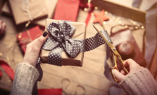 Handen cadeau verpakken — Stockfoto