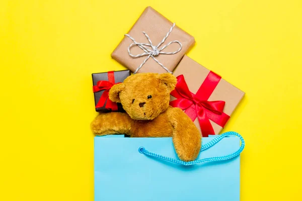 Geschenke und Teddybär im Sack — Stockfoto