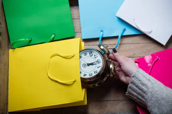 Manecillas sosteniendo reloj —  Fotos de Stock