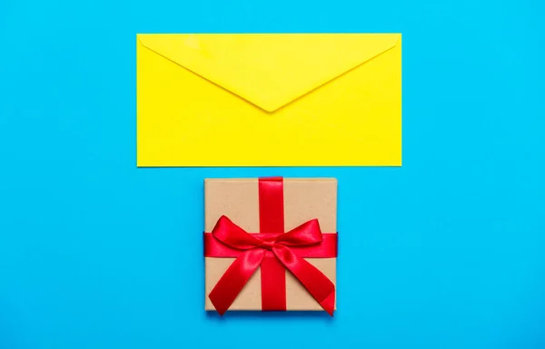 Envelope e presente — Fotografia de Stock