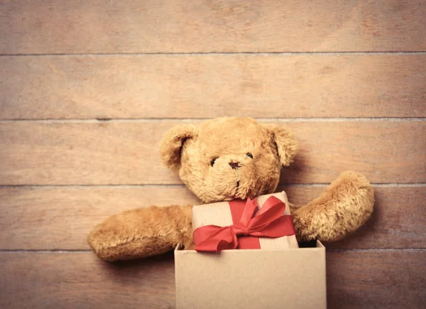 Teddybär und Geschenk im Karton — Stockfoto