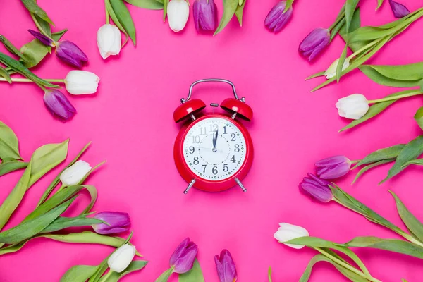 Horloge et tulipes — Photo