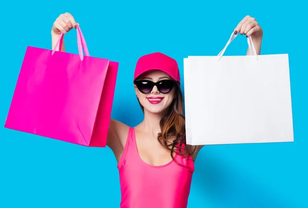 Mujer joven con bolsas de compras —  Fotos de Stock