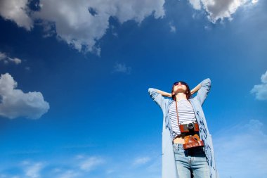 Retro kameralı kadın.