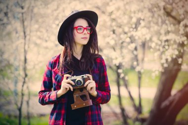 Retro kameralı kadın.