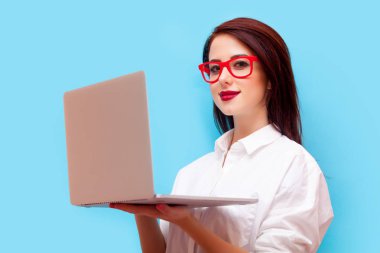 dizüstü bilgisayar ile güzel bir kadın