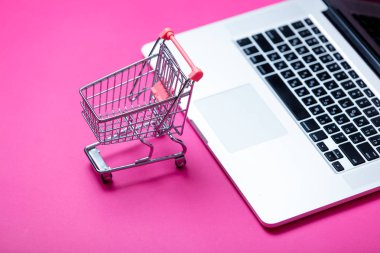 Alışveriş arabası ve laptop. 