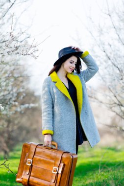 Kadın bavulla yürüyor.