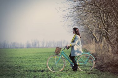 Bisiklet üzerinde oturan kadın