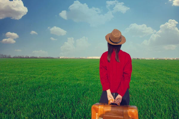 Woman standing on green field — Stock Photo, Image