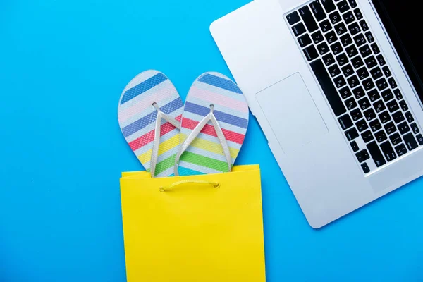 Sandálias coloridas em saco de compras — Fotografia de Stock