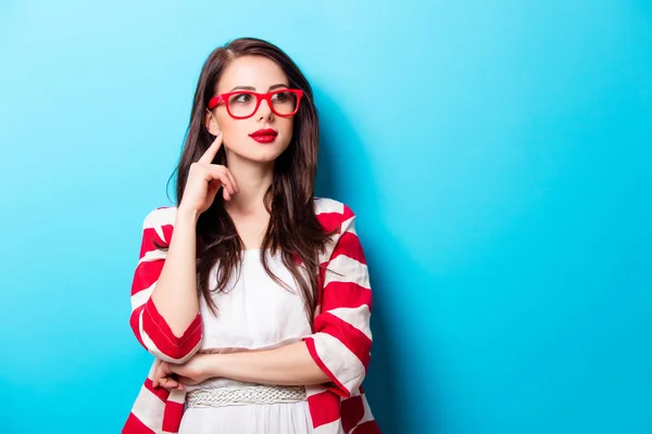 Mooie jonge vrouw in glazen — Stockfoto