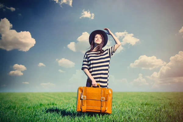 Jeune femme avec valise marron — Photo