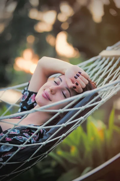 Woman lying in hammock — Stock Photo, Image