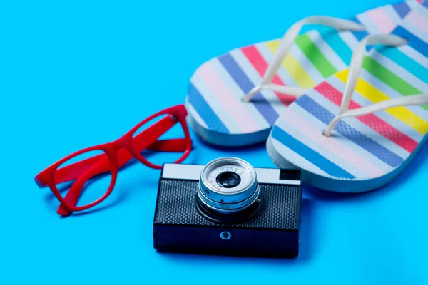 Kleurrijke sandalen en camera — Stockfoto