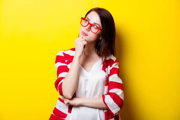 Mooie jonge vrouw in glazen — Stockfoto