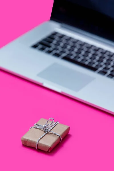Small gift and laptop — Stock Photo, Image