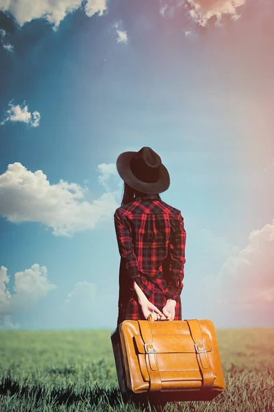 Giovane donna con valigia marrone — Foto Stock