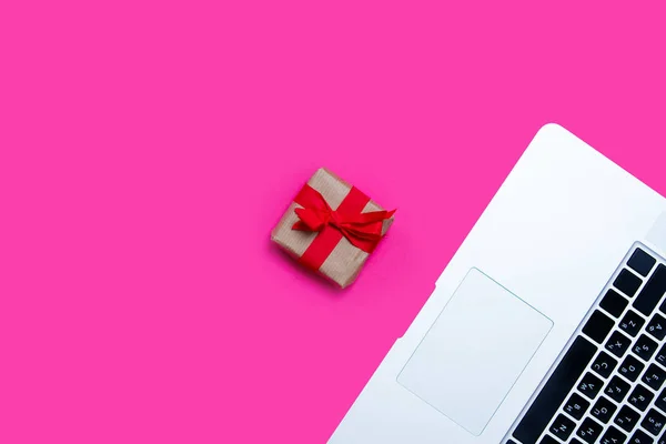 Bellissimo regalo e laptop — Foto Stock