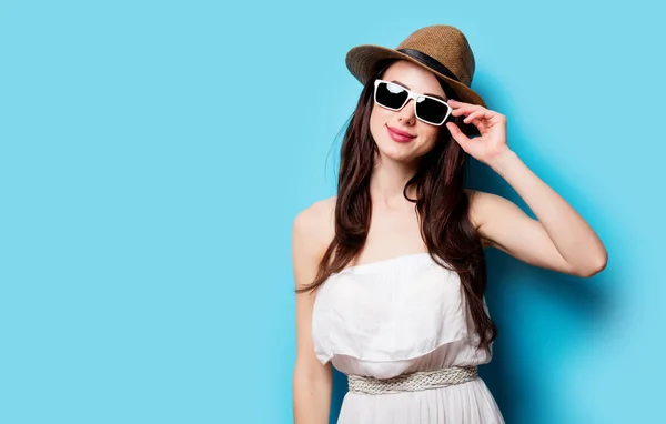 Jonge vrouw met zonnebril — Stockfoto