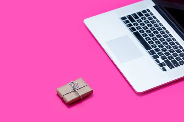 Small gift and cool laptop — Stock Photo, Image