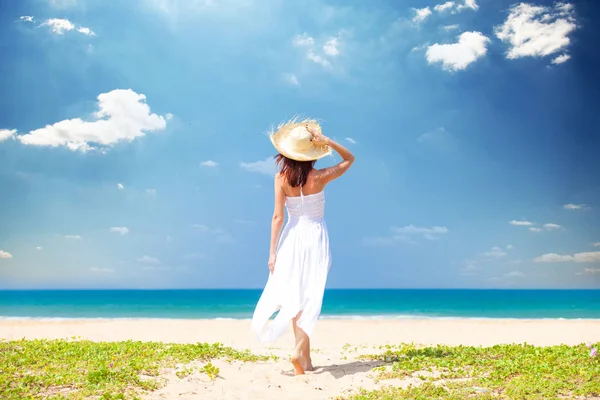 Vrouw op zoek op zee — Stockfoto