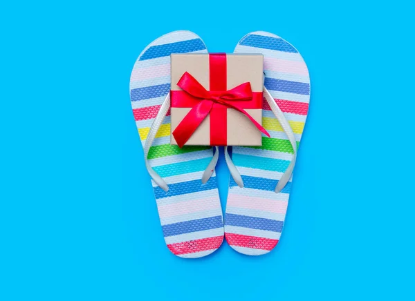 Sandalias de colores y pequeño regalo — Foto de Stock